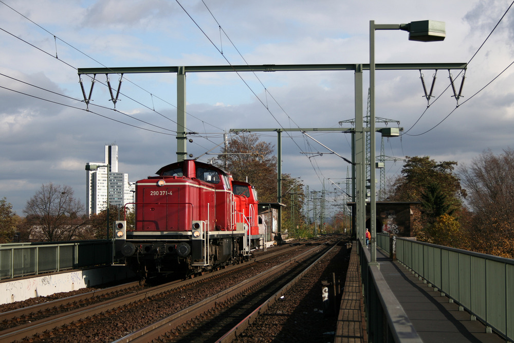 290 371 mit 362 942 am 6. November 2009 in Köln-Poll, genauer auf einer der Vorbrücken der Südbrücke.