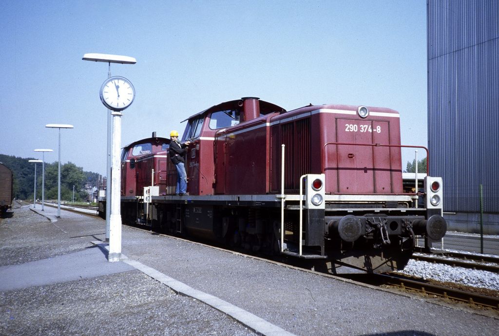 290 374 und 105 im Juni 1983 in Lendringsen (RWK-Sonderverkehr)