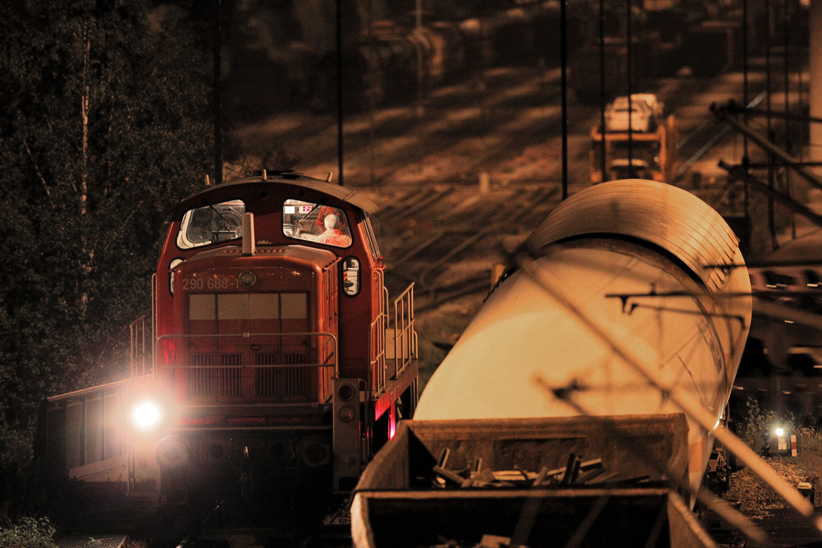 290 688-1 steht am Brechpunkt des Ablaufbergs des Rbf München Nor/ Allach Untermenzing nach vollendetem Drückdienst.Bild vom 17.9.2014 von öffentlicher Fussgängerbrücke gemacht