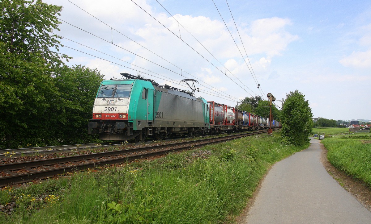 2901 von Alpha Trains  kommt aus Richtung Aachen-West und fährt die Gemmenicher-Rampe hoch mit einem langen Containerzug aus Gallarate(I) nach Antwerpen-Oorderen(B).
Aufgenommen an der Montzenroute am Gemmenicher-Weg. 
Bei schönem Frühlingswetter am Nachmittag vom am 17.5.2015.