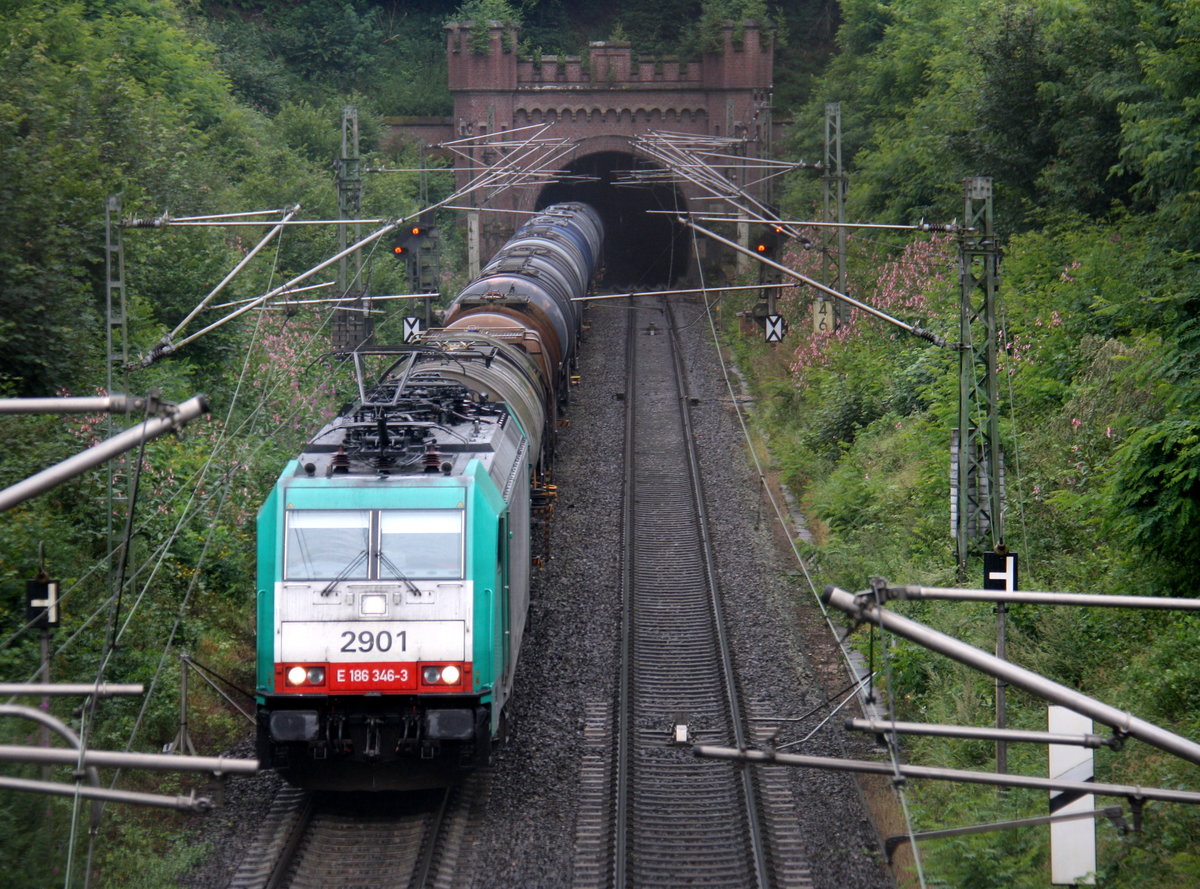 2901 von Alpha Trains  kommt aus dem Gemmenicher-Tunnel raus mit einem Ölzug aus Antwerpen-Petrol(B) nach Heilbronn(D) und fährt nach Aachen-West und rollt die Gemmenicher-Rampe herunter nach Aachen-West. 
Aufgenommen in Reinartzkehl auf der Montzenroute. 
Bei Regenwetter am Nachmittag vom 11.8.2016.