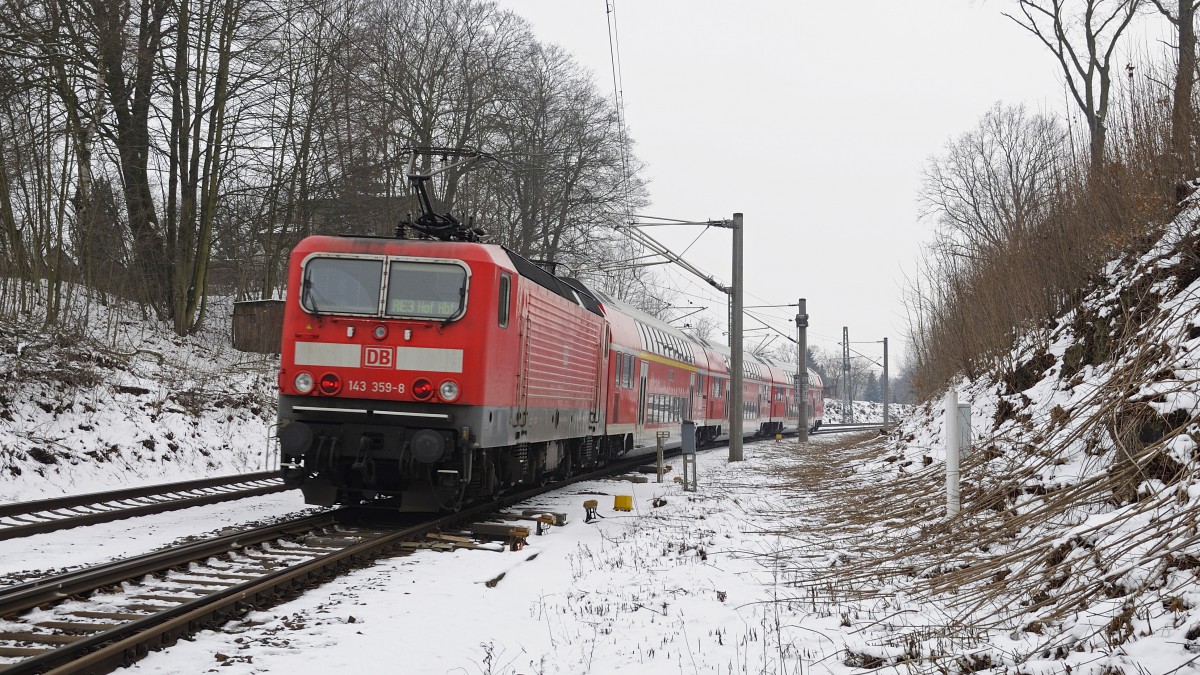 29.01.2014 143159-8 schiebt den RE 3 durch Neumark/Sachs.