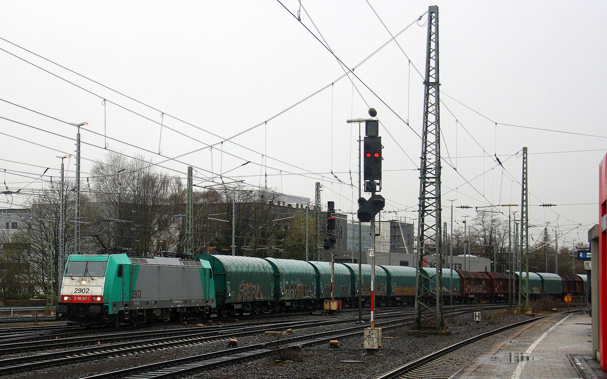 2902 von Alpha Trains kommt aus Richtung Montzen/Belgienmit eineim Coilzug aus Belgien nach Köln-Gremberg und fährt in Aachen-West ein. 
Aufgenommen vom Bahnsteig in Aachen-West. 
Bei Regenwetter am Nasskalten Nachmittag vom 31.3.2016.