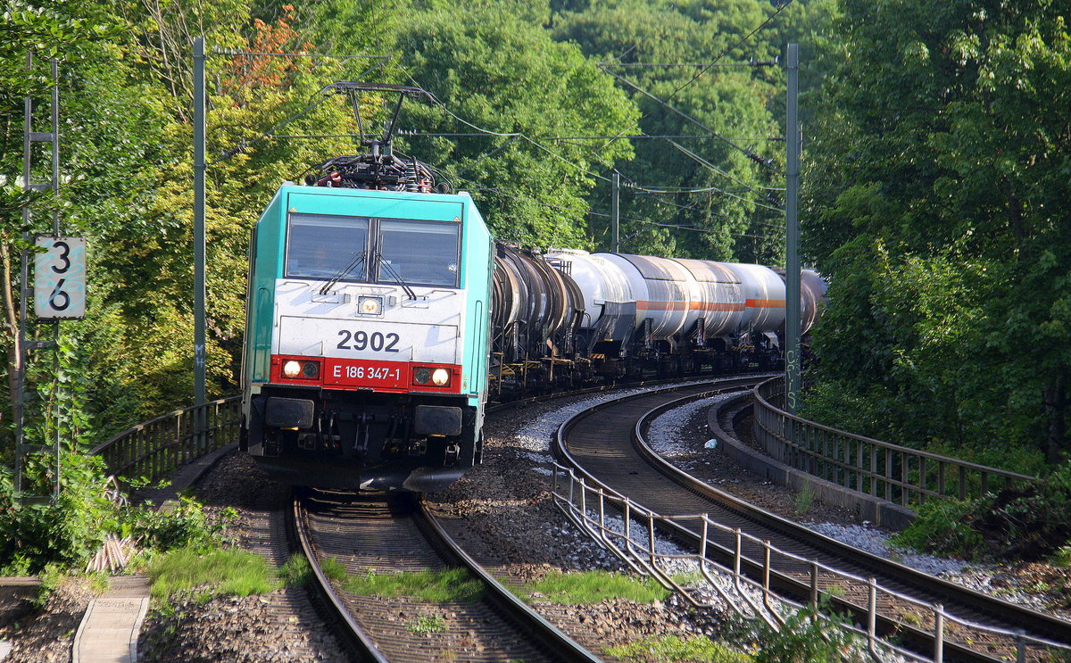 2902 von Alpha Trains  kommt durch Aachen-Schanz mit einem Kesselzug aus Antwerpen-BASF(B) nach Ludwigshafen-BASF(D) und kommt aus Richtung Aachen-West und fährt in Richtung Aachen-Hbf,Aachen-Rothe-Erde,Stolberg-Hbf(Rheinland)Eschweiler-Hbf,Langerwehe,Düren,Merzenich,Buir,Horrem,Kerpen-Köln-Ehrenfeld,Köln-West,Köln-Süd. Aufgenommen vom Bahnsteig von Aachen-Schanz. 
Bei Sommerwetter am Morgen vom 11.7.2017.