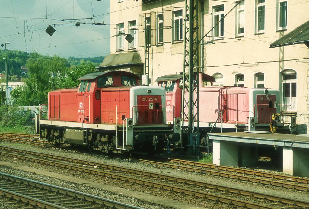 290227 und 294128 halten hier am 10.5.1997 Betriebsruhe im HBF Bielefeld.