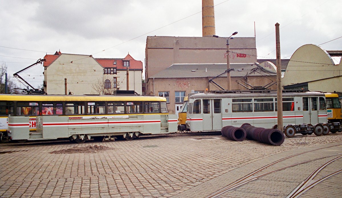 29.03.1997, Dresdner Verkehrsbetriebe, Straßenbahnhof Tolkewitz, Auf einem der Einfahrgleise zur Hauptwerkstatt stehen die aus Personenwagen umgebauten Dienstwagen: Tw 007 (Lowa ET 57), und Bw 251 015