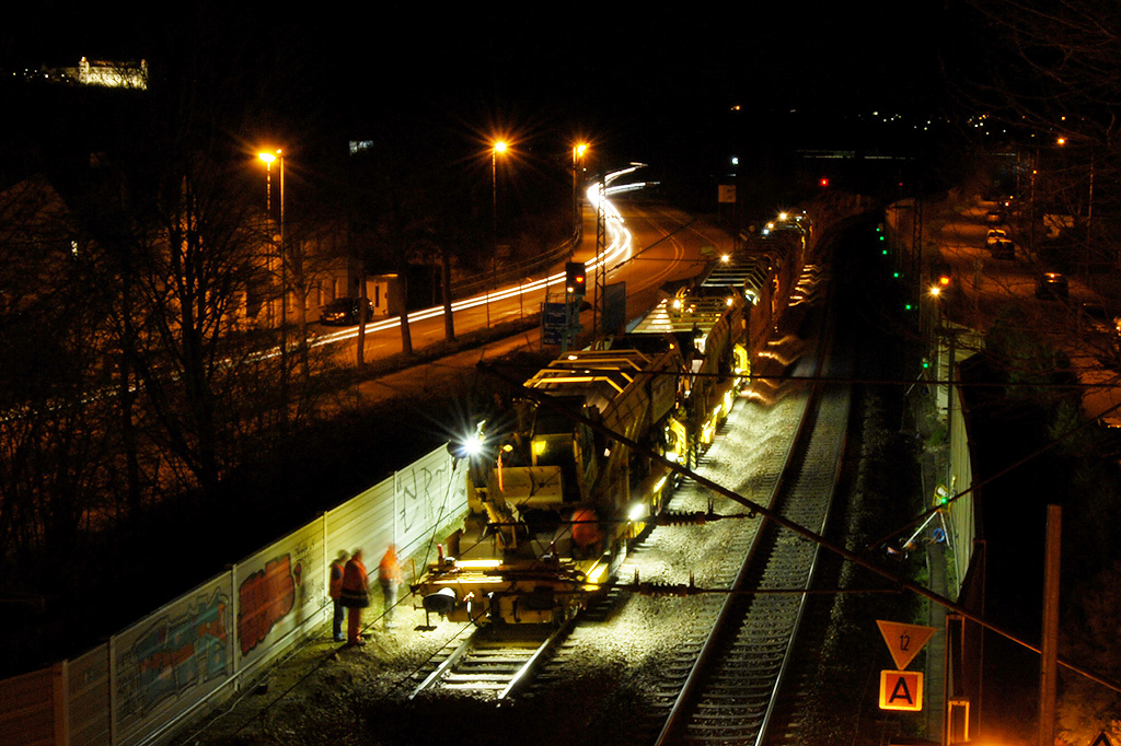 29.03.2017 Gleisbauarbeiten KBS 750 auf Höhe Haltepunkt Faurndau, in Blickrichtung Stuttgart.
Während der Aufnahme gingen die Warnleuchten an, die einen Zug auf dem bestehenden Gleis anzeigen.
Links oben im Bild, das beleuchtete Schloss Filseck bei Uhingen.