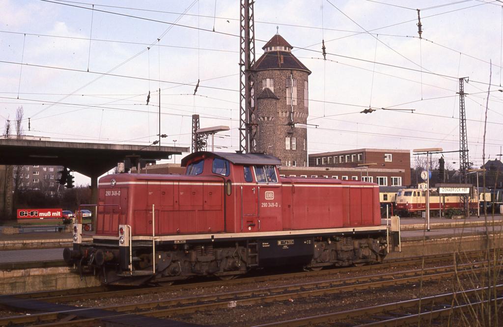 290349 vor dem markanten Wasserturm des HBF Osnabrück am 4.2.1990 um 10.30 Uhr.