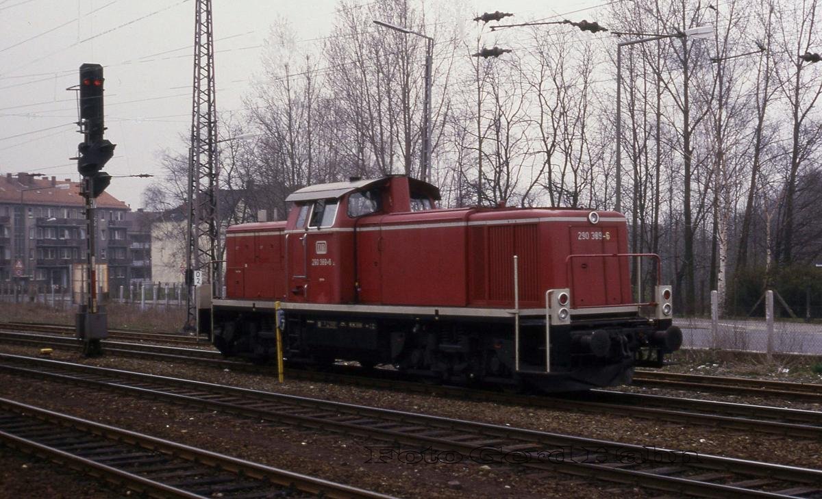 290389 macht sich am 5.4.1988 im Hauptbahnhof Osnabrück nach Hasbergen auf, um dort einen Zug aus Georgsmarienhütte vom Hüttenwerk zu holen.
