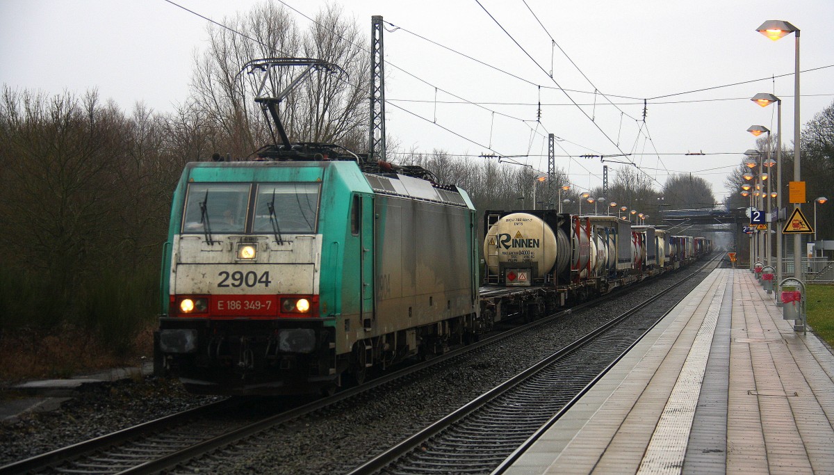 2904 von Alpha Trains kommt als Umleiter mit einem langen Containerzug aus Köln-Eifeltor nach Antwerpen-Oorderen(B) aus Richtung Rheydt,Wickrath,Beckrath,Herrath,Erkelenz,Baal,Hückelhoven-Baal,Brachelen,Lindern,Süggerrath,Geilenkirchen,Frelenberg,Zweibrüggen und fährt durch Übach-Palenberg in Richtung Rimburg,Finkenrath,Hofstadt,Herzogenrath,Kohlscheid,Richterich,Laurensberg,Aachen-West. 
Aufgenommen vom Bahnsteig 2 in Übach-Palenberg. 
Bei Nieselregen am Kalten Nachmittag vom 1.3.2016.