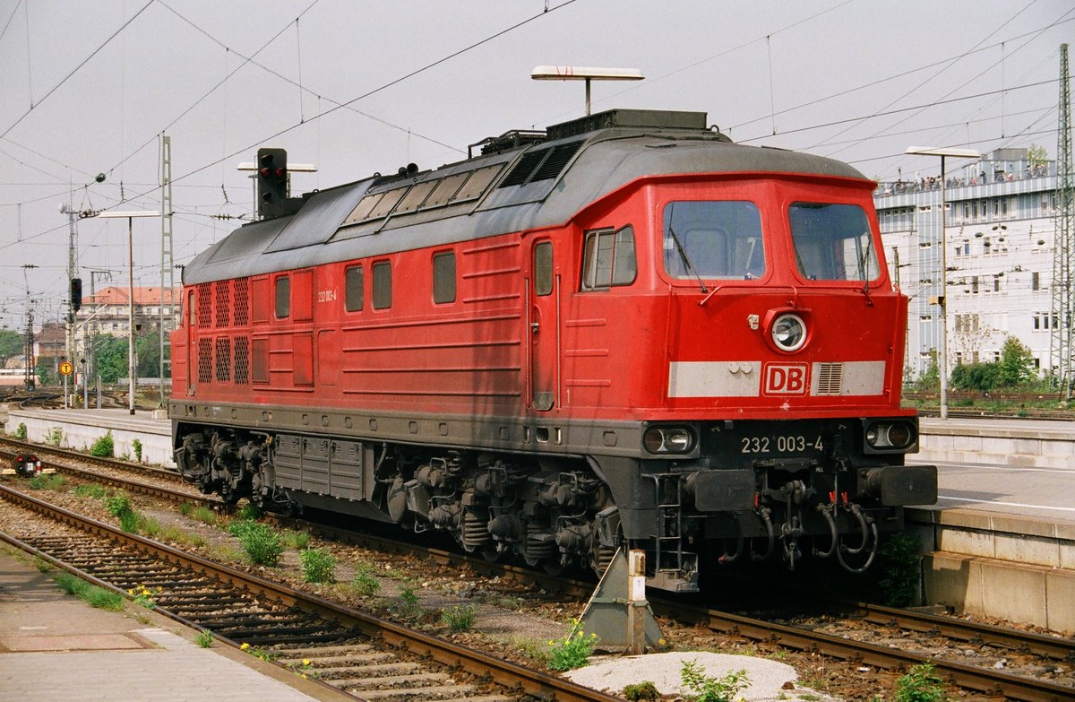 29.04.2004, Nürnberg Hauptbahnhof, Lok DB 232 003 (1974 Auslieferung an DR als 132 003) brummelt in Erwartung einer neuen Leistung vor sich hin. 