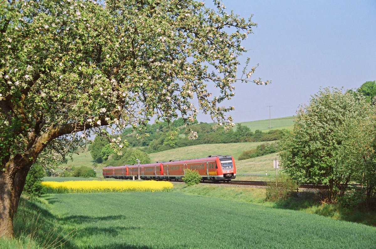 29.04.2007 Frühlingsgrüße aus Oberfranken. Zwischen Burgkunstadt und Kulmbach,  Tw 612 fährt als RE 3025 nach Trennung in Neuenmarkt-Wirsberg nach Bayreuth und Hof