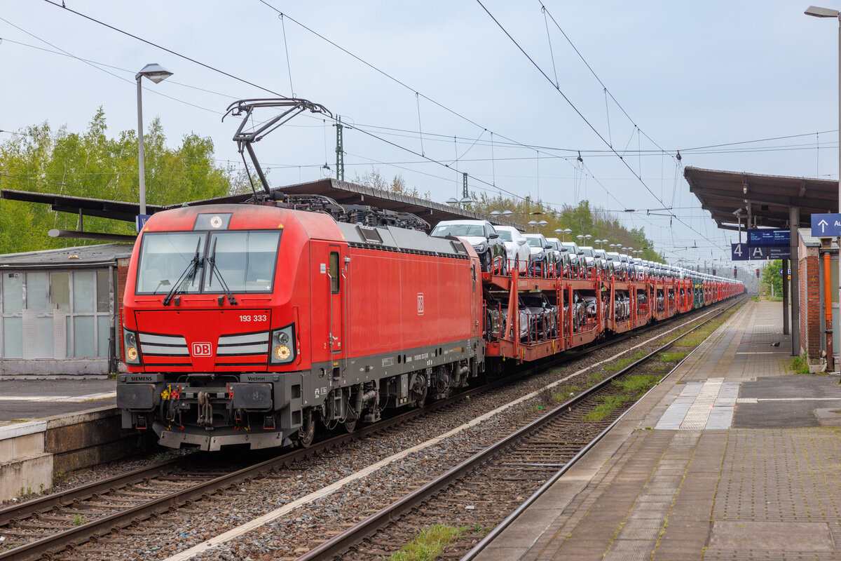 29.04.2023 - Viersen - DB 193 333 fährt mit einem Autotransportzug durch den Bahnhof Viersen