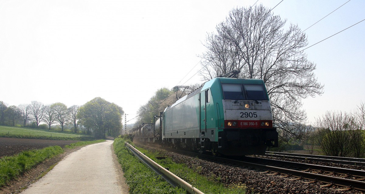 2905 von Alpha Trains  kommt die Gemmenicher-Rampe herunter nach Aachen-West mit einem langen Containerzug aus  Antwerpen-Oorderen(B) nach Gallarate(I).
Aufgenommen an der Montzenroute am Gemmenicher-Weg bei schönem Frühlingswetter am 23.4.2015.