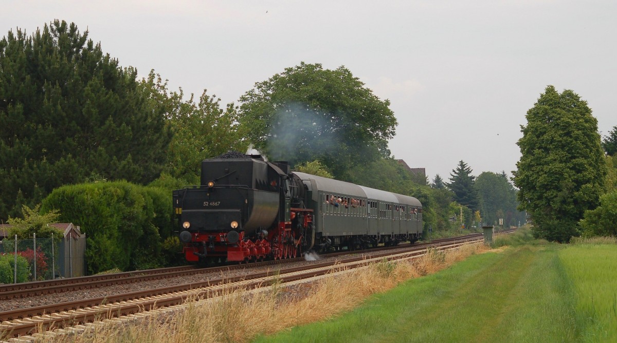 29.05.2014, zweiter Tag von insgesamt fünf des Dampfspektakels 2014 in der Region Pfalz-Rhein-Neckar. Das Wetter war den ganzen Tag über mehr als bescheiden. So auch als 52 4867 mit ihrem Sonderzug, Worms Hbf - Alzey, den Wormser Stadtteil Pfiffligheim, nicht das letzte Mal an diesem Tag Tender voraus, durchfährt. 29.05.2014