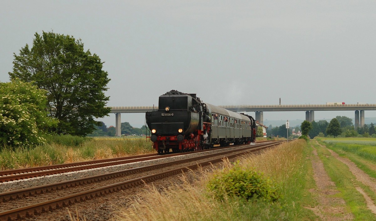 29.05.2014, zweiter Tag von insgesamt fünf des Dampfspektakels 2014 in der Region Pfalz-Rhein-Neckar. Das Wetter blieb auch gegen Nachmittag bescheiden, als Zuglok 52 8234 & Schublok 52 4867 mit ihrem Sonderzug, Alzey - Worms Hbf, zwischen Pfeddersheim & Worms-Pfiffligheim, das Fahrtziel in Kürze erreichen werden. Im Hintergrund ist die aufwärtsführende Autobahnbrücke der A61 zu sehen. 29.05.2014

