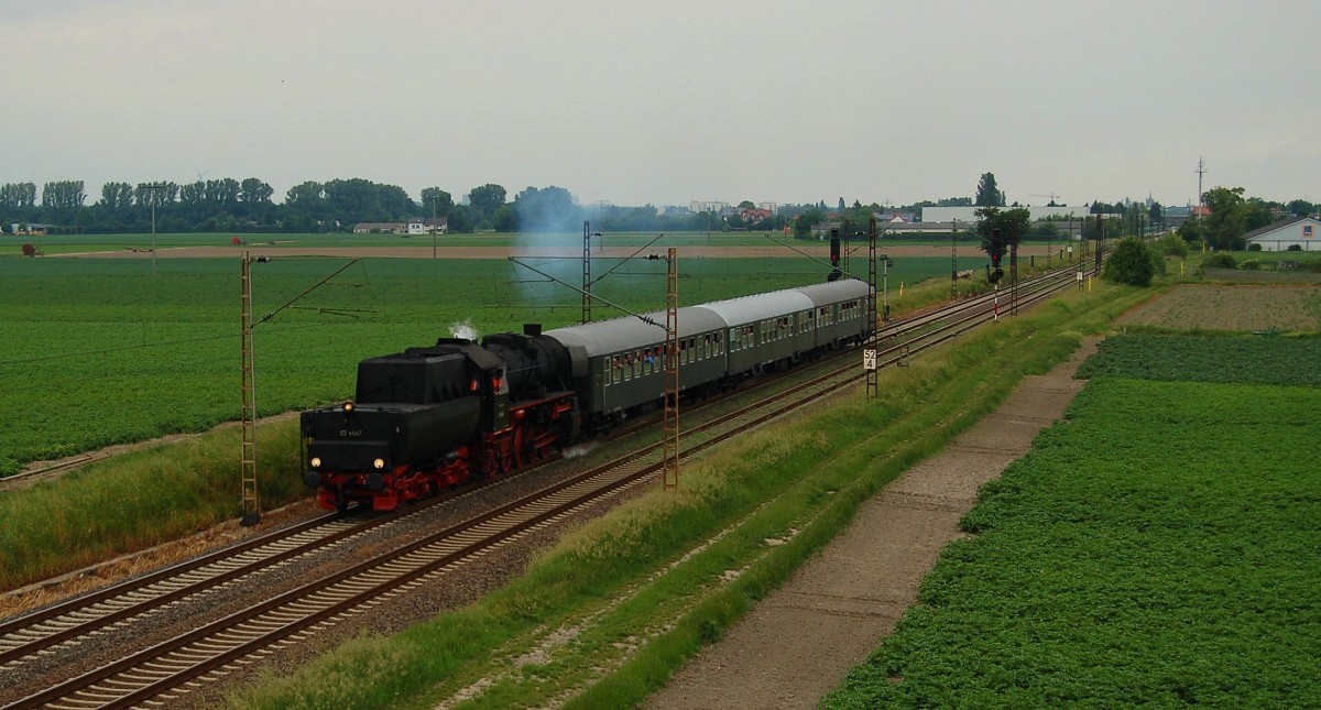 29.05.2014, zweiter Tag von insgesamt fünf des Dampfspektakels 2014 in der Region Pfalz-Rhein-Neckar. Nachdem 52 4867 den Tag über Pendelfahrten von Worms Hbf nach Alzey und zurück übernahm, fuhr diese mit dem Sonderzug, nach der letzten Fahrt von Alzey nach Worms, von Worms Hbf nach Neustadt(Wstr) Hbf. 29.05.2014