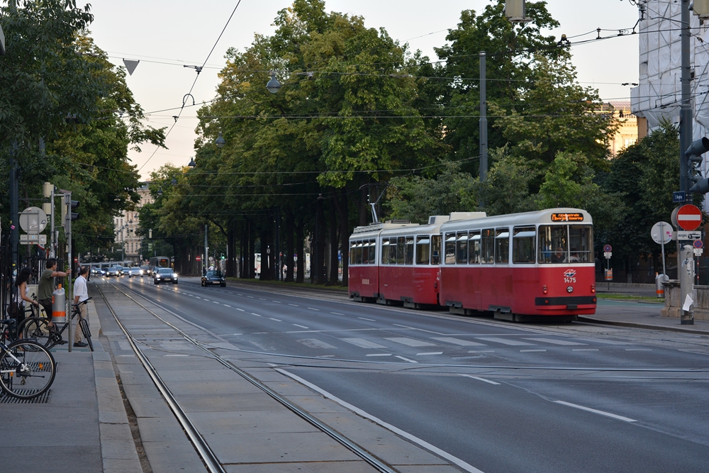 29.06.2016, Wien, Burgring. SGP E2 #4075 + Rotax c5 #1475 als die Linie 71 nach Fickeysstraße.