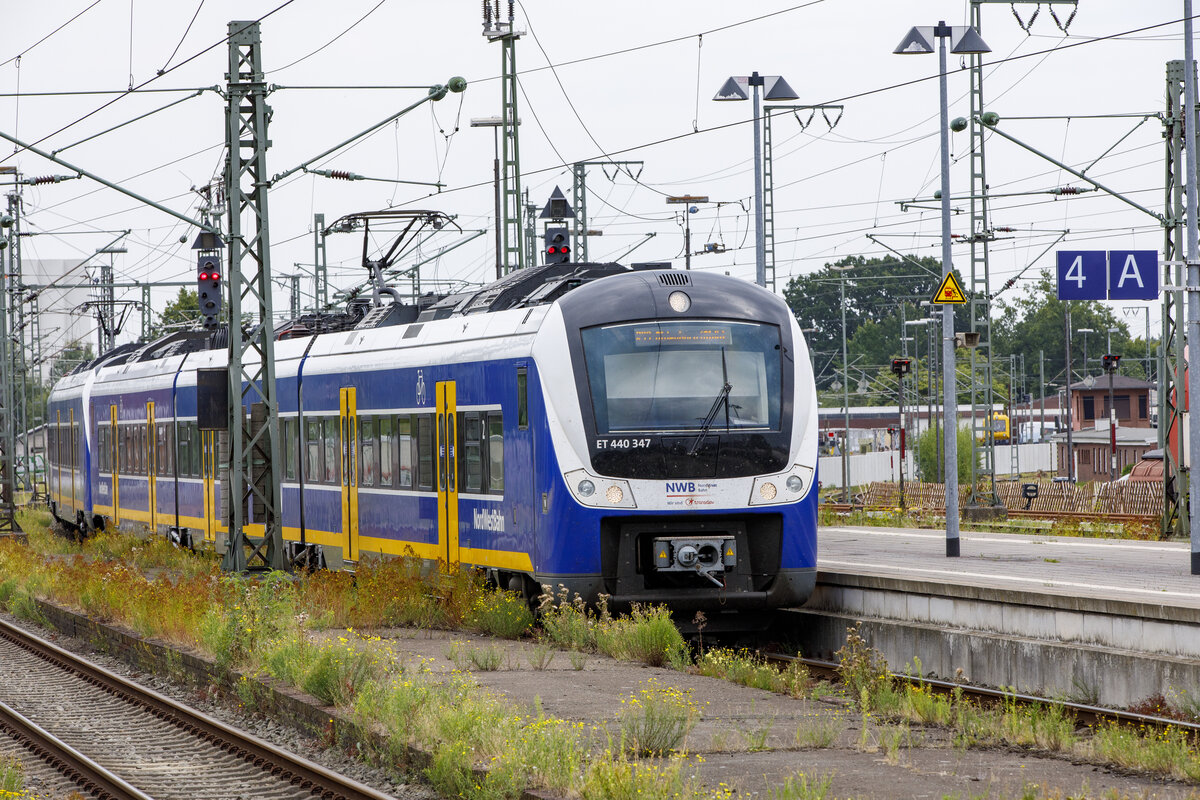29.07.2022. Nordwestbahn ET 440 347 als RS3 von Bremen nach Oldenburg - hier bei der Ankunft in Oldenburg. Die nicht öffentlich zugänglichen Bahnsteigverlängerungen ähneln einer Blühwiese.