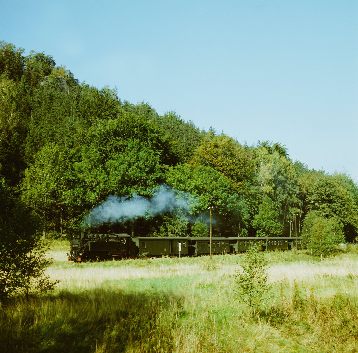 29.09.1985: Schmalspurbahn Zittau - Jonsdorf/Kurort Oybin. Lok 99 1760 bringt Zug 14474 am Sonntag Nachmittag nach Kurort Oybin.