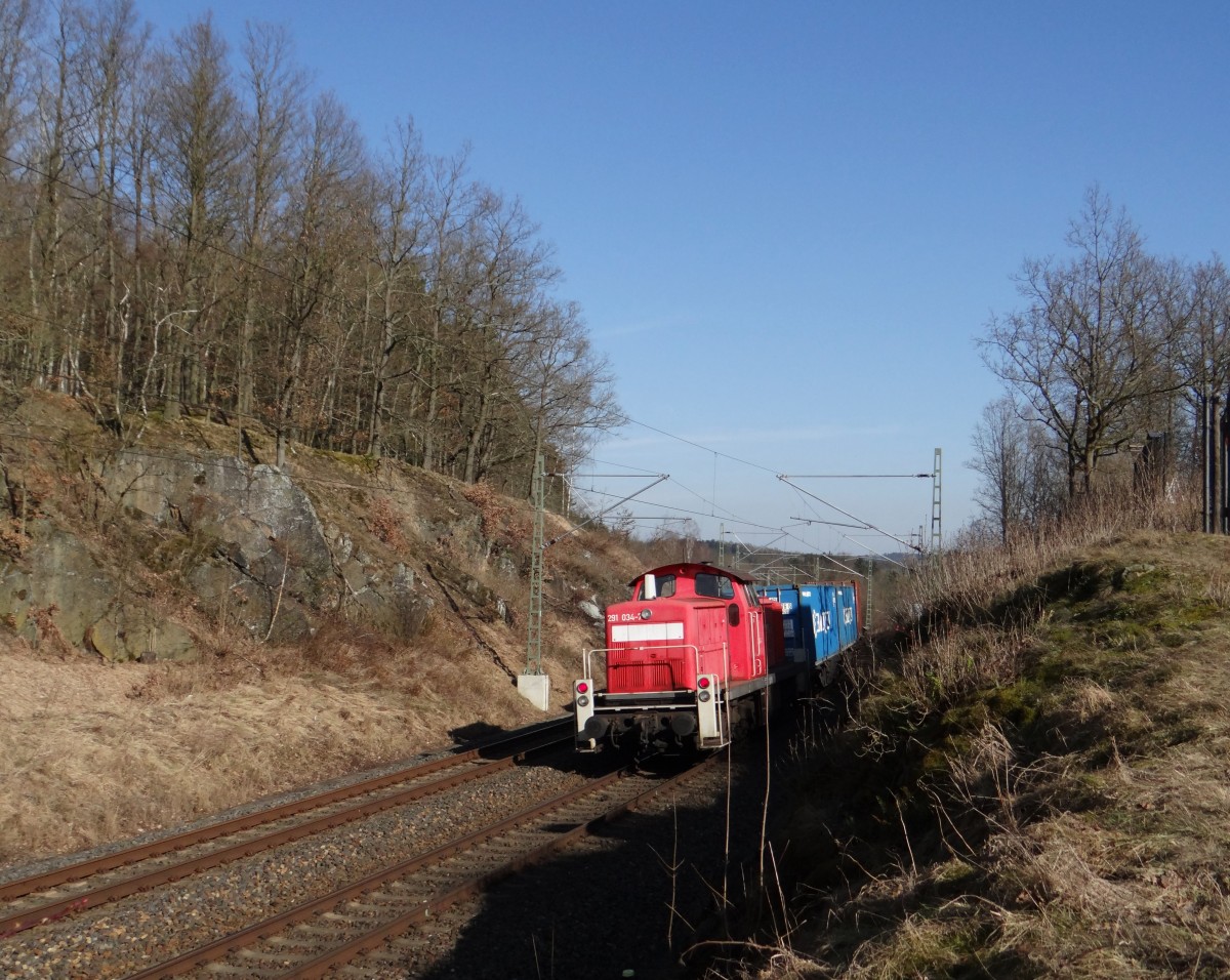 291 034-7 schiebt am 07.03.15 einen Containerzug durch Jößnitz.