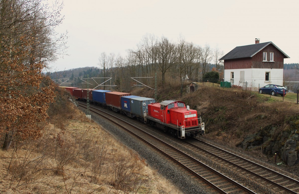 291 034-7 schiebt am 16.03.15 einen Containerzug durch Jößnitz.