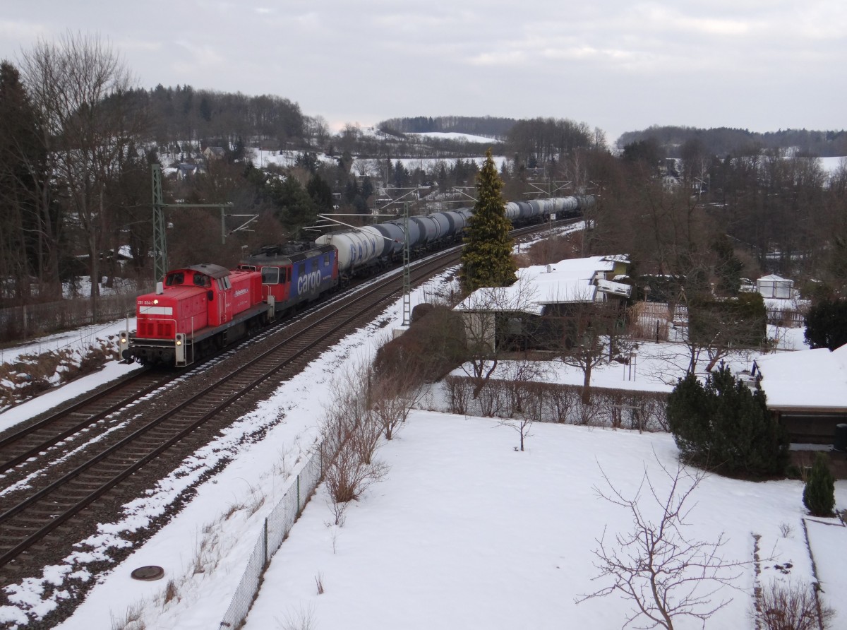 291 034-7 schleppte am 05.02.15 einen Kesselzug durch das Vogtland.
Der Zug war mit 421 385 Bespannt und die 362 798-1 hatte Schiebedienst.
Hier in Jößnitz/V. zu sehen.