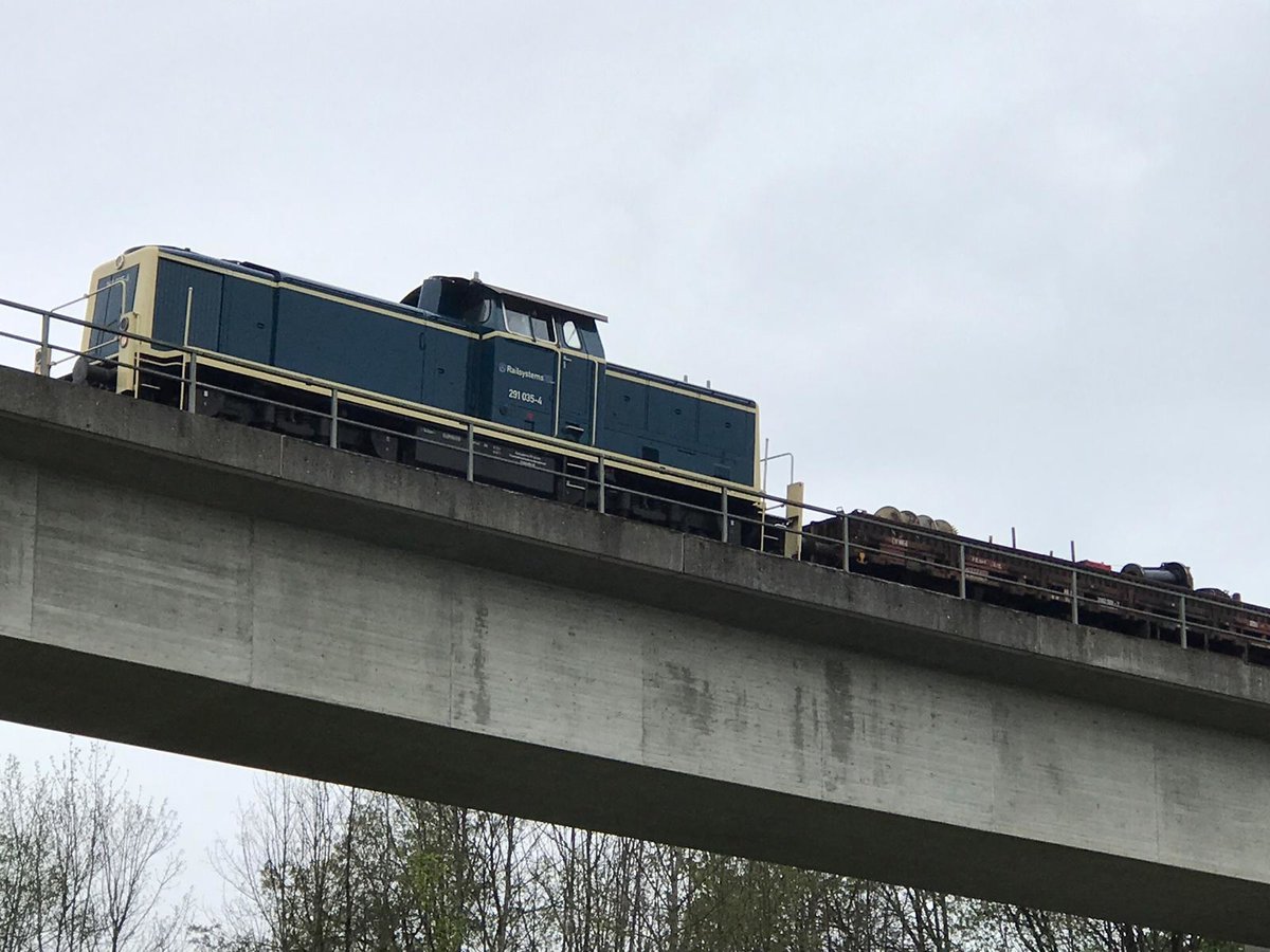 291 035-4 als Bauzug im Allgäu am 12.05.2019
Fahrt in Richtung Wangen i.A. Bahnhof über die Autobahn A96 (das sog. Millionenloch), wo gerade die Allgäubahn elektrifiziert wird.