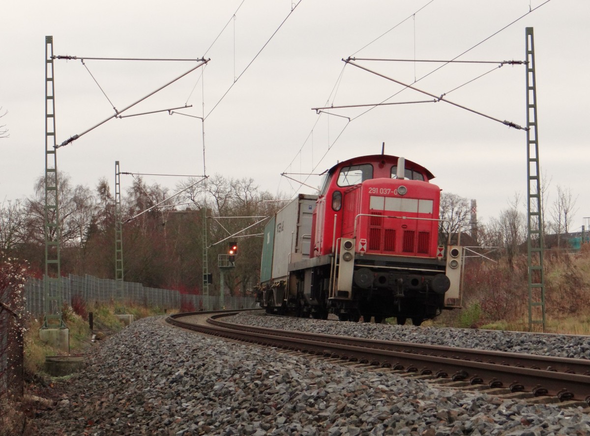 291 037 schiebt am 02.12.15 einen Containerzug durch Plauen/V.