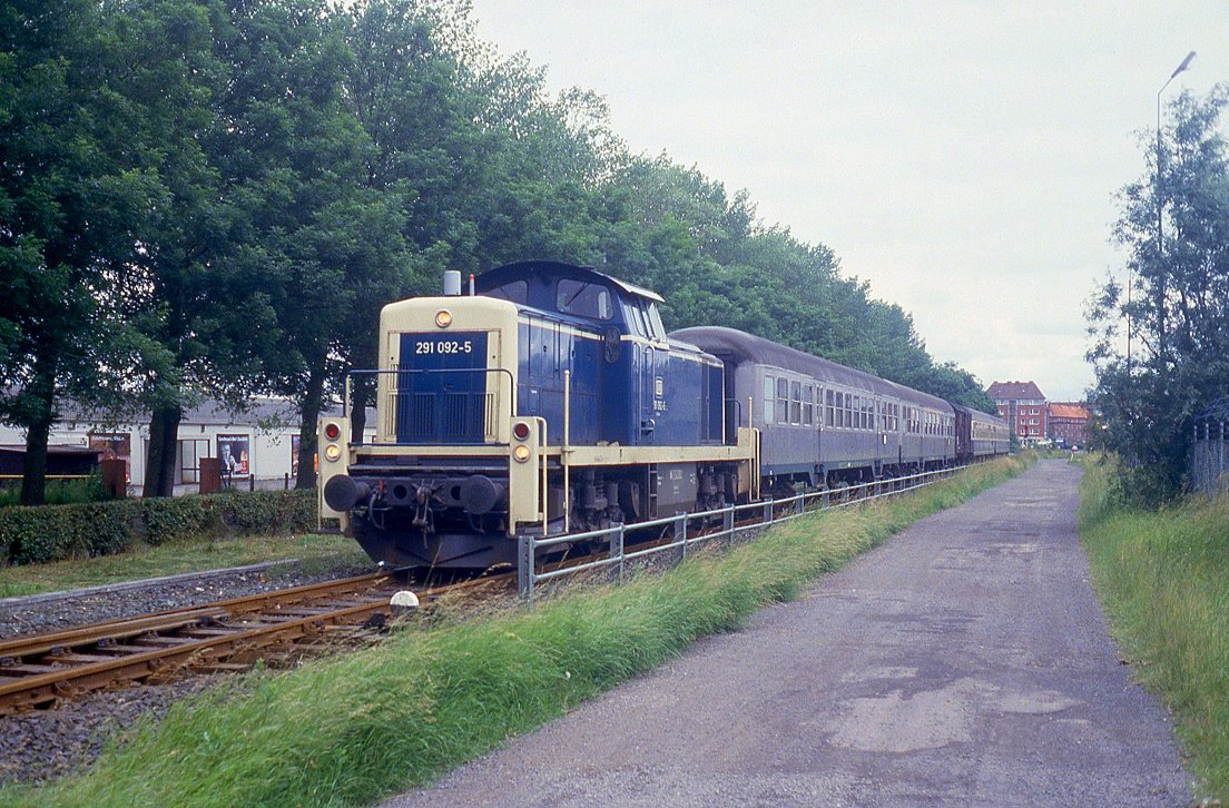 291 092 im Personenverkehr von Emden Hbd zum Aussenhafen, 20.06.1984.