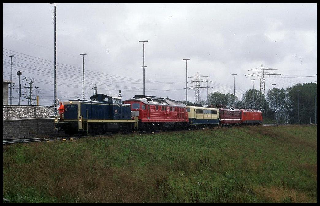 291036 bringt einen bunten Lokzug zur Fahrzeugausstellung am 30.9.1995 zur Eröffnung des Verschiebebahnhofs nach Hamburg Walthersdorf.