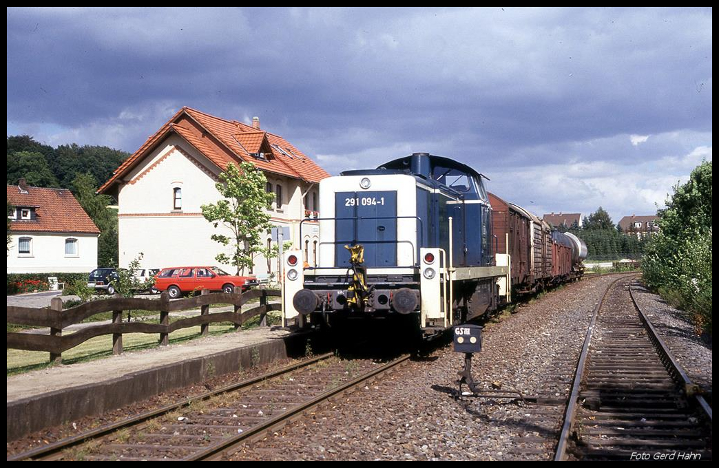 291094 mit dem letzten planmäßigen Güterzug am 23.7.1990 im Bahnhof Oesede. Danach wurde der Haller Willem im nördlichen Abschnitt zwischen Halle und Osnabrück still gelegt. Erst im Jahr 2004 wurde er zu neuem Leben erweckt. Allerdings gibt es seitdem auf dem nördlichen Streckenabschnitt keinen Güterverkehr mehr. Die Strecke wurde, abgesehen von einer Kreuzungsstelle in Wellendorf, eingleisig wieder aufgebaut.


