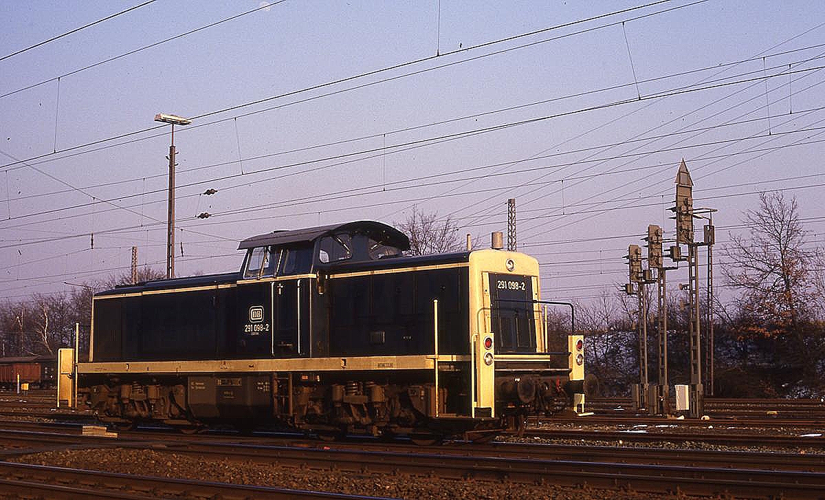 291098 war häufig im Streckendienst zwischen Osnabrück - Hasbergen und Georgsmarienhütte zu beobachten. Dabei kam es auch zu Leerfahrten wie hier am 12.3.1987 in Osnabrück Hörne auf dem Weg nach Hasbergen.