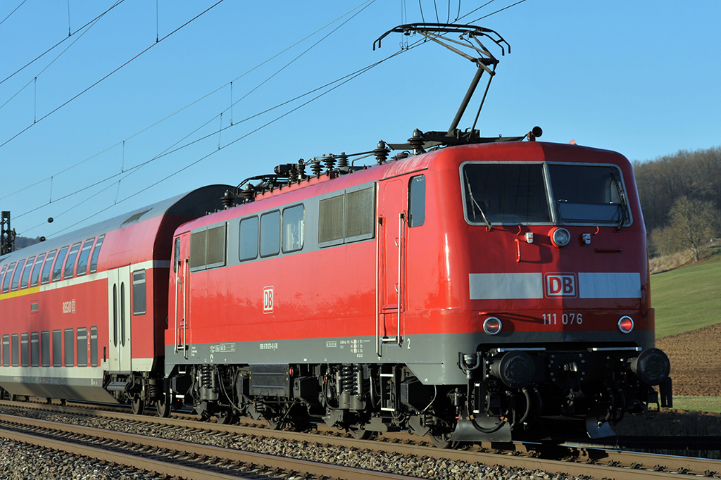 29.12.2016 Streckenabschnitt Uhingen 111 076 frisch gewaschen den Regio schieben