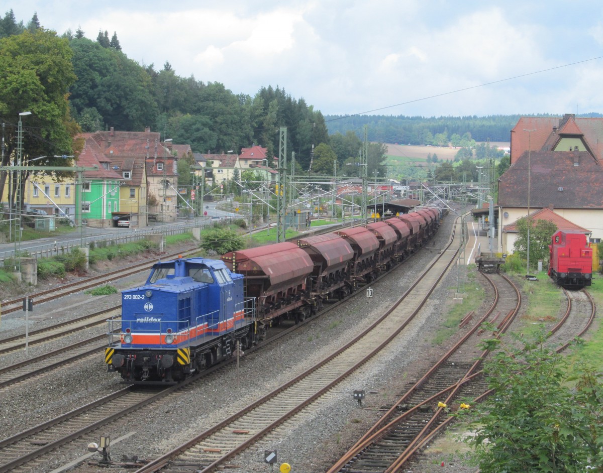 293 002-2 von Raildox kalt am Schluss eines Getreidezuges am 21. September 2013 in Kronach.