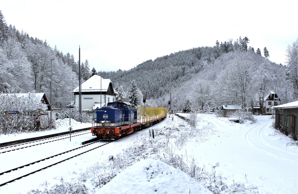293 002 fuhr nach dem Richtungswechsel in Wurzbach am 08.01.22 mit einem leeren Holzzug von Blankenstein nach Saalfeld. Hier ist der Zug in Lichtentanne / Grünau zu sehen.