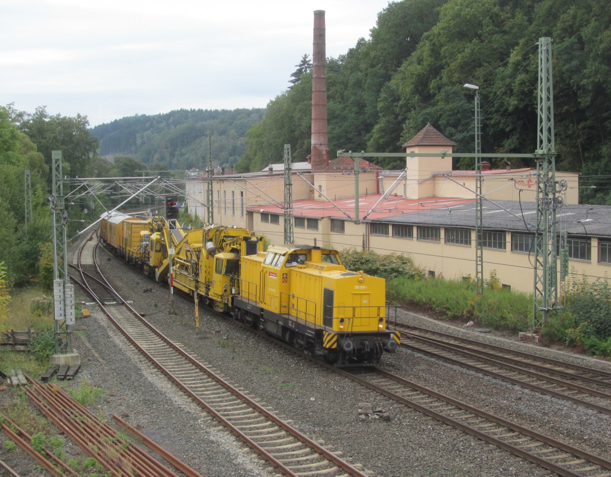 293 007-1 zieht am 05. Oktober 2013 einen Bauzug durch Kronach in Richtung Ludwigsstadt.