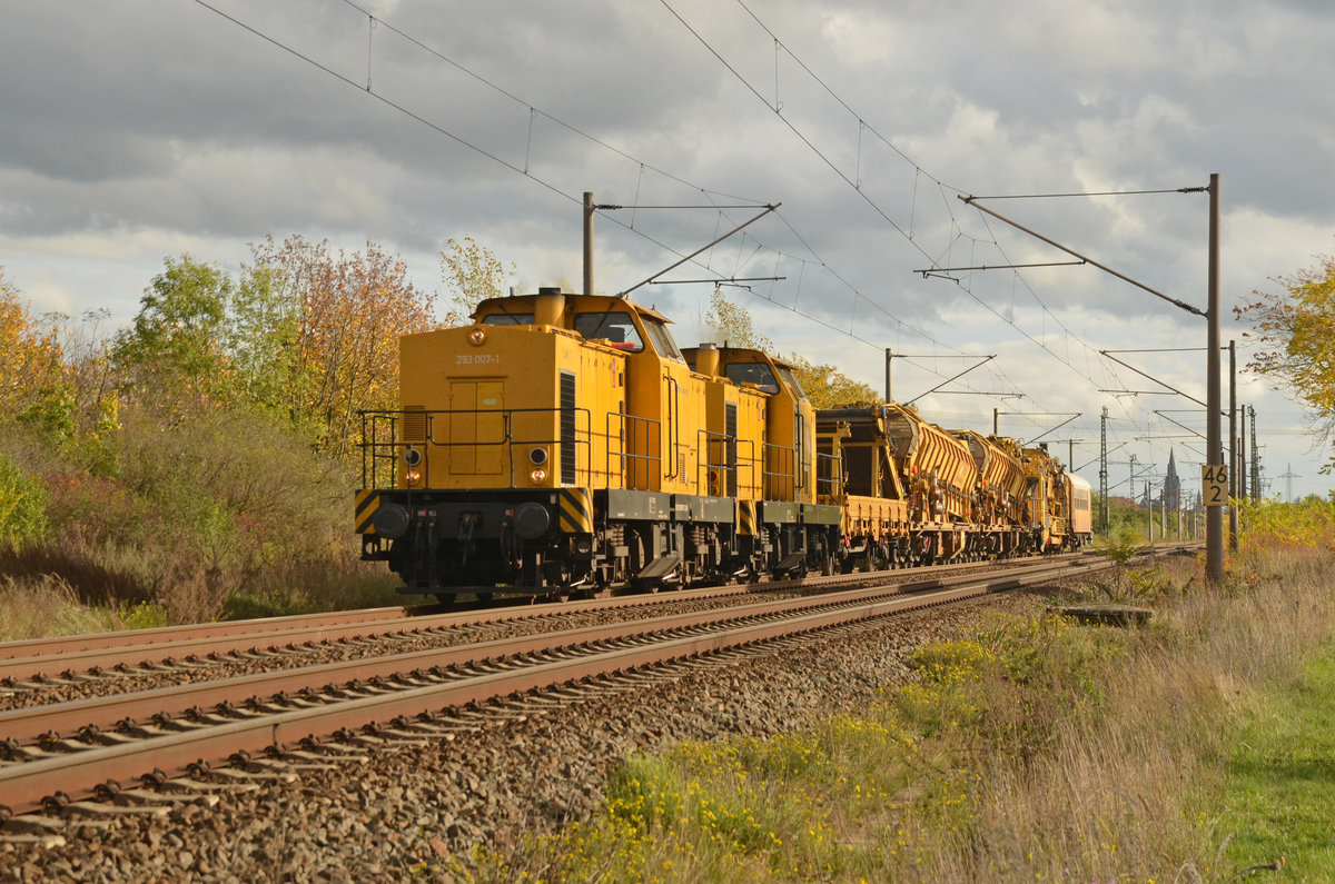 293 007 und 293 011 der Bahnbaugruppe führten am 27.10.20 einen kurzen Bauzug durch Greppin Richtung Dessau.