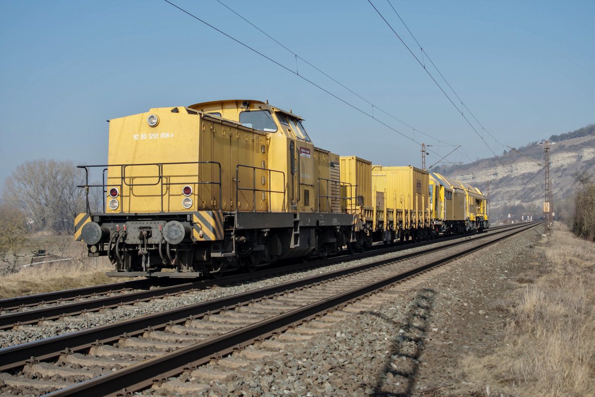 293 008-9 von der Bahnbau Gruppe ist am 15.02.2017 mit einen Bauzug in Richtung Würzburg bei Thüngersheim unterwegs. 
