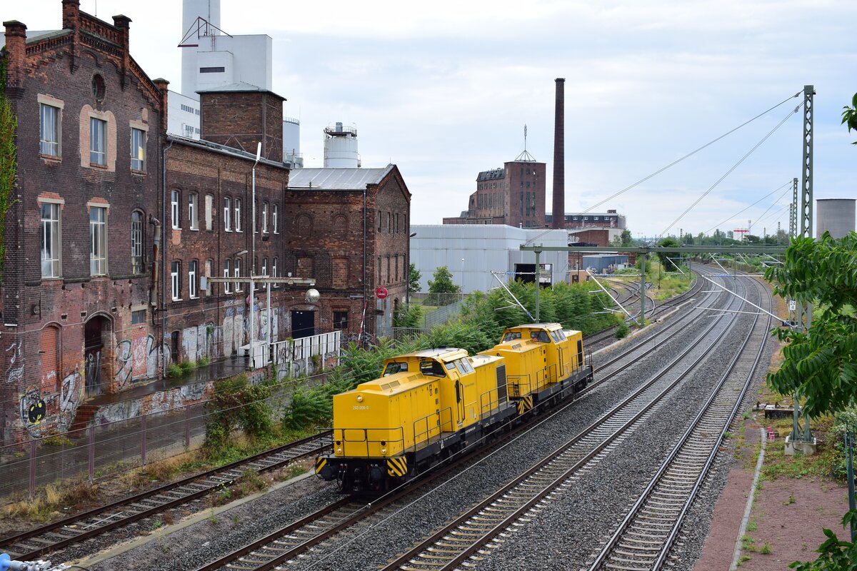 293 008 kommt mit einer weiteren 293 aus Richtung Bitterfeld durch Dessau gefahren. Hier von der Brauerei Brücke.

Dessau 26.07.2020