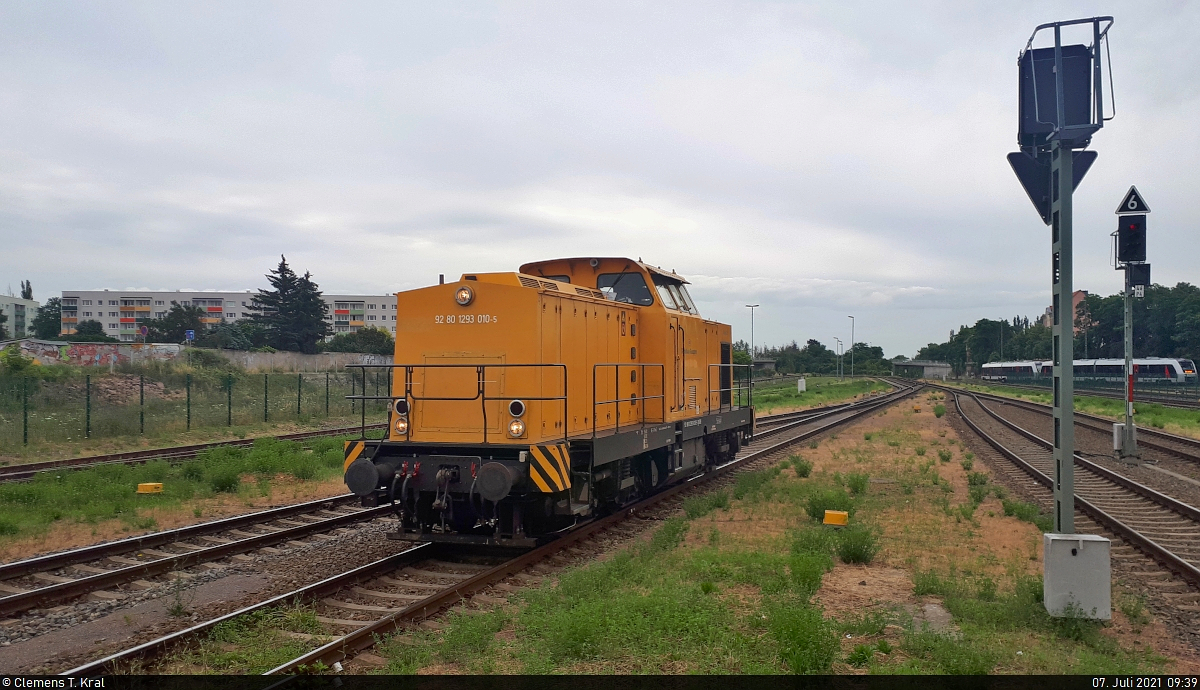 293 010-5 (Lok 8 | 710 964-8 | 110 964-4 | DR V 100.5) hatte sich am Vorabend mit einem Kirow Schienenkran im Bahnhof Aschersleben einquartiert. Am nächsten Vormittag rangierte sie auf Gleis 5 um den Zug herum.
Aufgenommen am Ende des Bahnsteigs 4/5.

🧰 DB Bahnbau Gruppe GmbH
🕓 7.7.2021 | 9:39 Uhr

(Smartphone-Aufnahme)