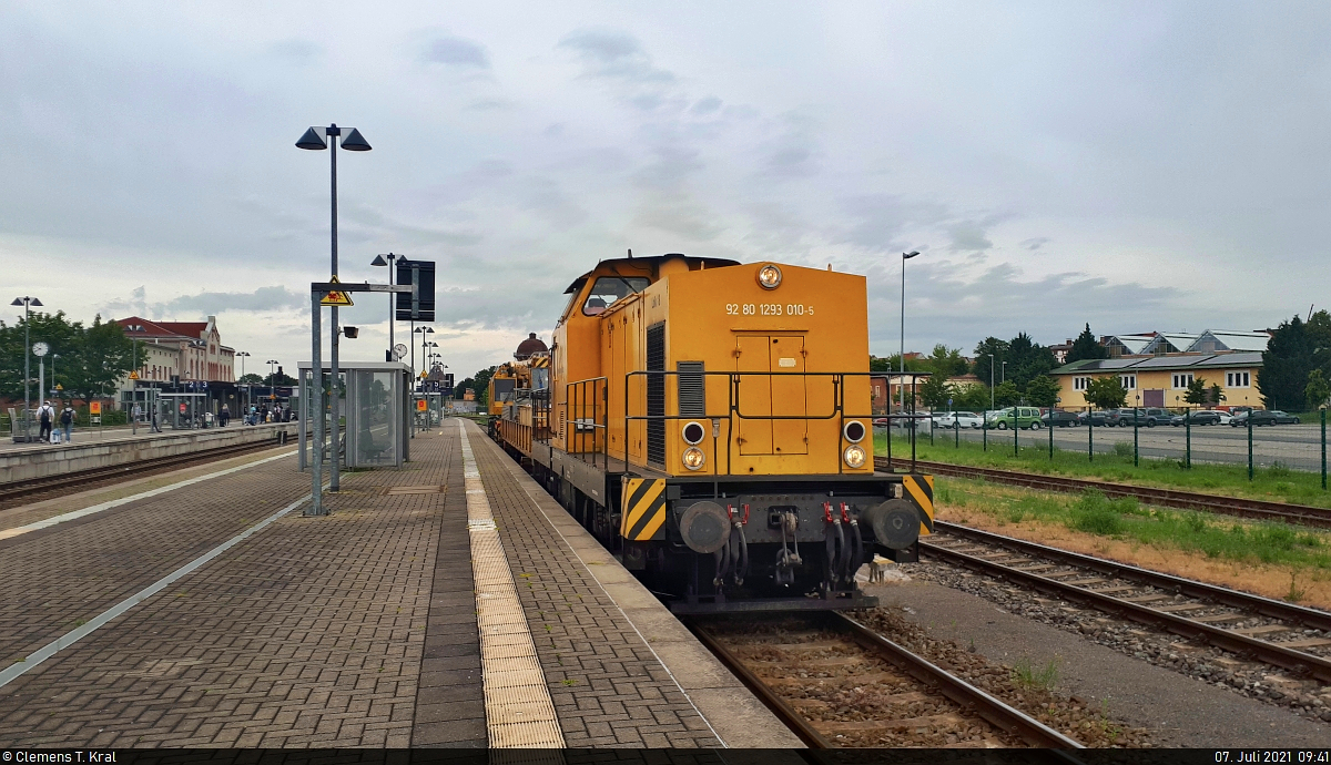 293 010-5 (Lok 8 | 710 964-8 | 110 964-4 | DR V 100.5) ließ sich auf Gleis 5 im Bahnhof Aschersleben ablichten, nachdem sie an das andere Zugende rangierte. Am Haken hat sie einen Gleisbauschienenkran Kirow KRC 810 T (EDK 852 | 99 80 9315 001-0 D-DB | 99 80 9319 001-0 D-DB) samt Schutzwagen (99 80 9320 021-5 D-DB). Die Weiterfahrt ging vermutlich über Güsten.

🧰 DB Bahnbau Gruppe GmbH
🕓 7.7.2021 | 9:41 Uhr

(Smartphone-Aufnahme)