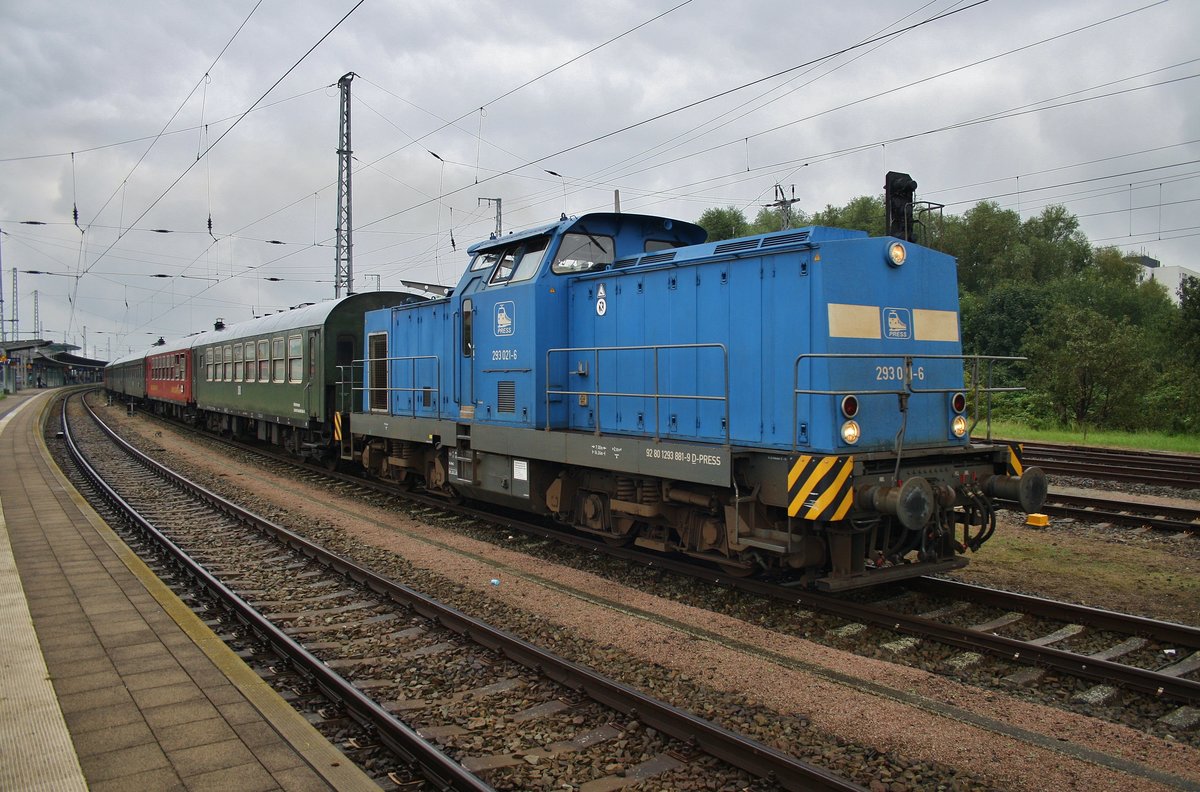 293 021-6 hat nun den DPE20109 von Cottbus nach Warnemünde von 18 201 im Rostocker Hauptbahnhof übernommen und wird ihn auf dem letzten Teilstück bis nach Warnemünde führen. (12.8.2017)