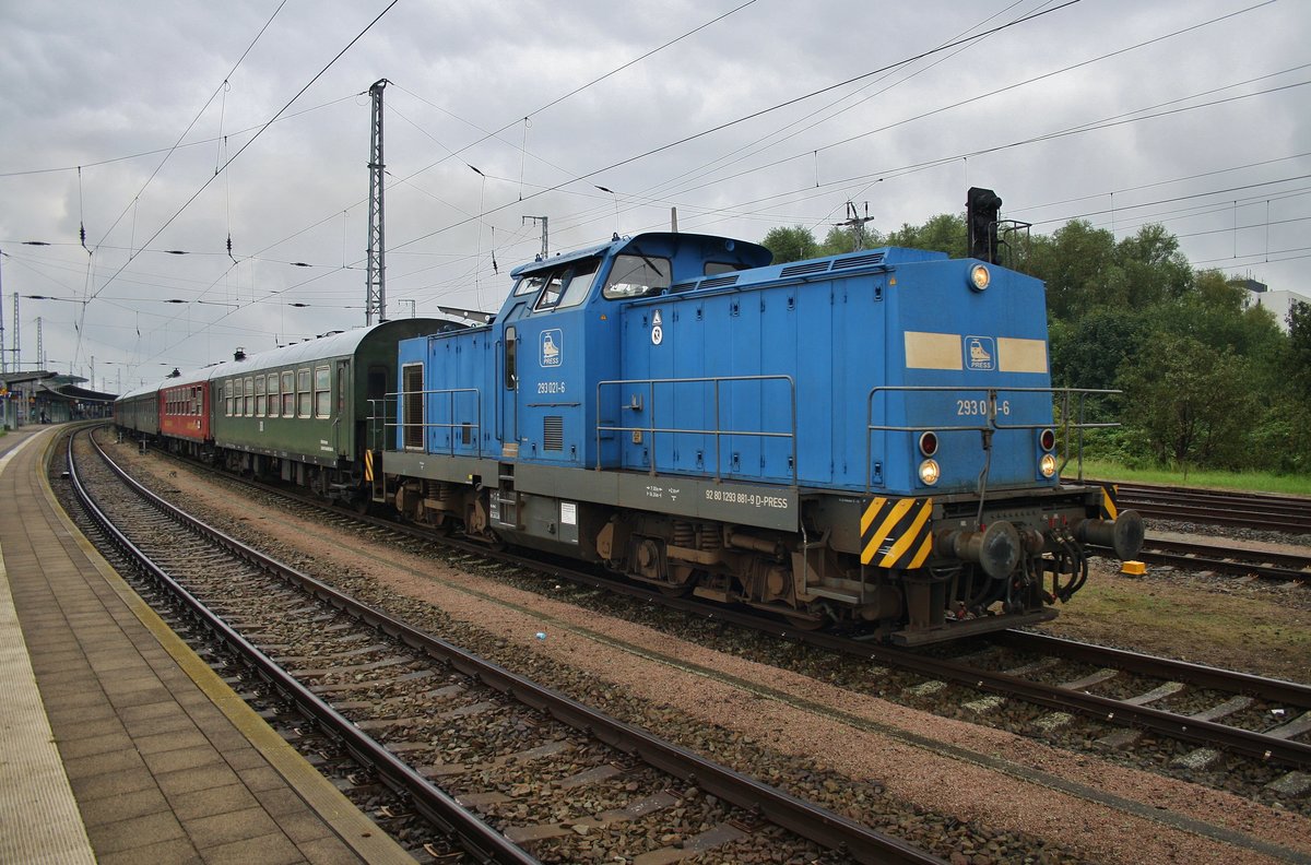 293 021-6 hat nun den DPE20109 von Cottbus nach Warnemünde von 18 201 im Rostocker Hauptbahnhof übernommen und wird ihn auf dem letzten Teilstück bis nach Warnemünde führen. (12.8.2017)