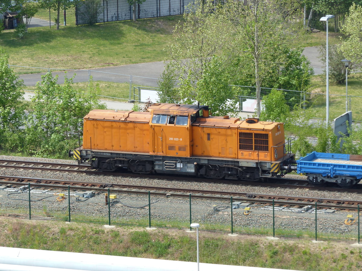 293 023-8, V 100 der PRESS (9880 3293 023-8 D-PRESS) auf dem Weg durch Gera mit einem Flachwagenzug am 10.5.2020