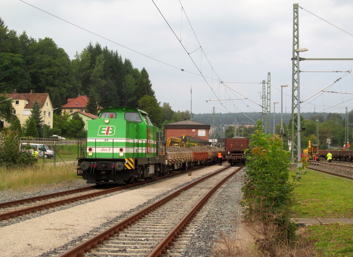 293 025-3 der EIB rangiert am 05. September 2014 mit einigen Flachwagen auf Gleis 6 im Bahnhof Kronach.