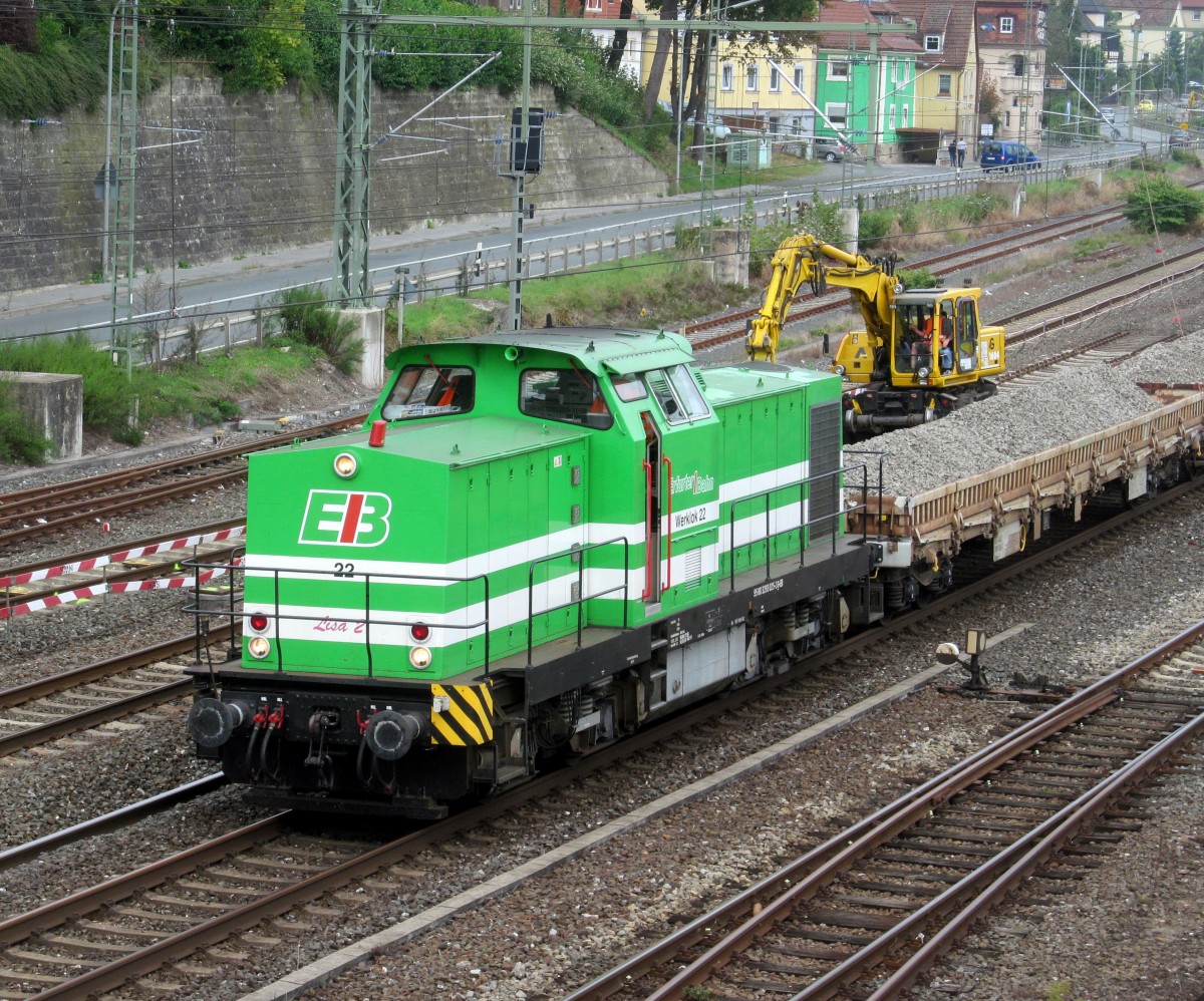 293 025-3 der EIB rangiert am 06. September 2014 mit einigen Flachwagen auf Gleis 2 im Bahnhof Kronach.