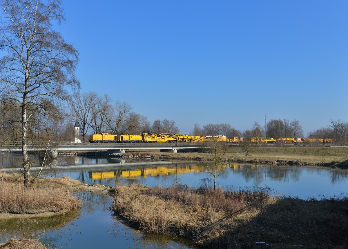 293 510 + 293 503 mit einem Bauzug am 27.02.2015 auf der Isarbrücke bei Plattling. 