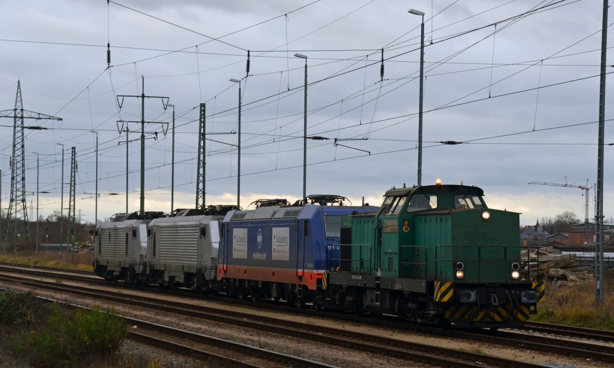 293 514 rangierte am 23.12.14 185 419 der raildox sowie 37031 und 37032 der CTL in Bitterfeld zu einem Lokzug zusammen und verschwand anschließend mit ihnen im Gelände der RBB.