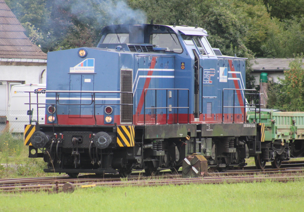 293 881-9 von ESL GmbH Eisenbahnverkehrsunternehmen beim Rangieren am 11.08.2023 im 
Rostocker Hbf.